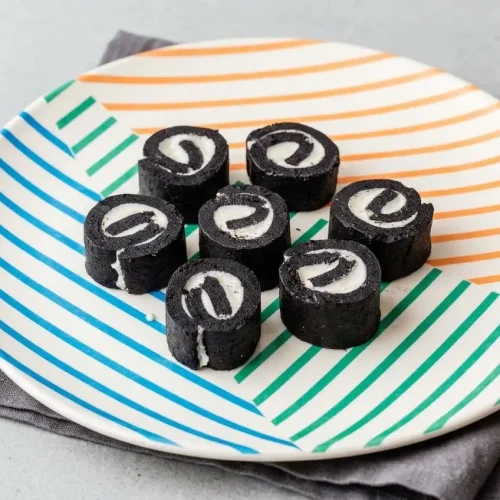 Sliced oreo sushi recipe pinwheels showing fudgy dark chocolate cookie dough and smooth creamy white filling spirals.