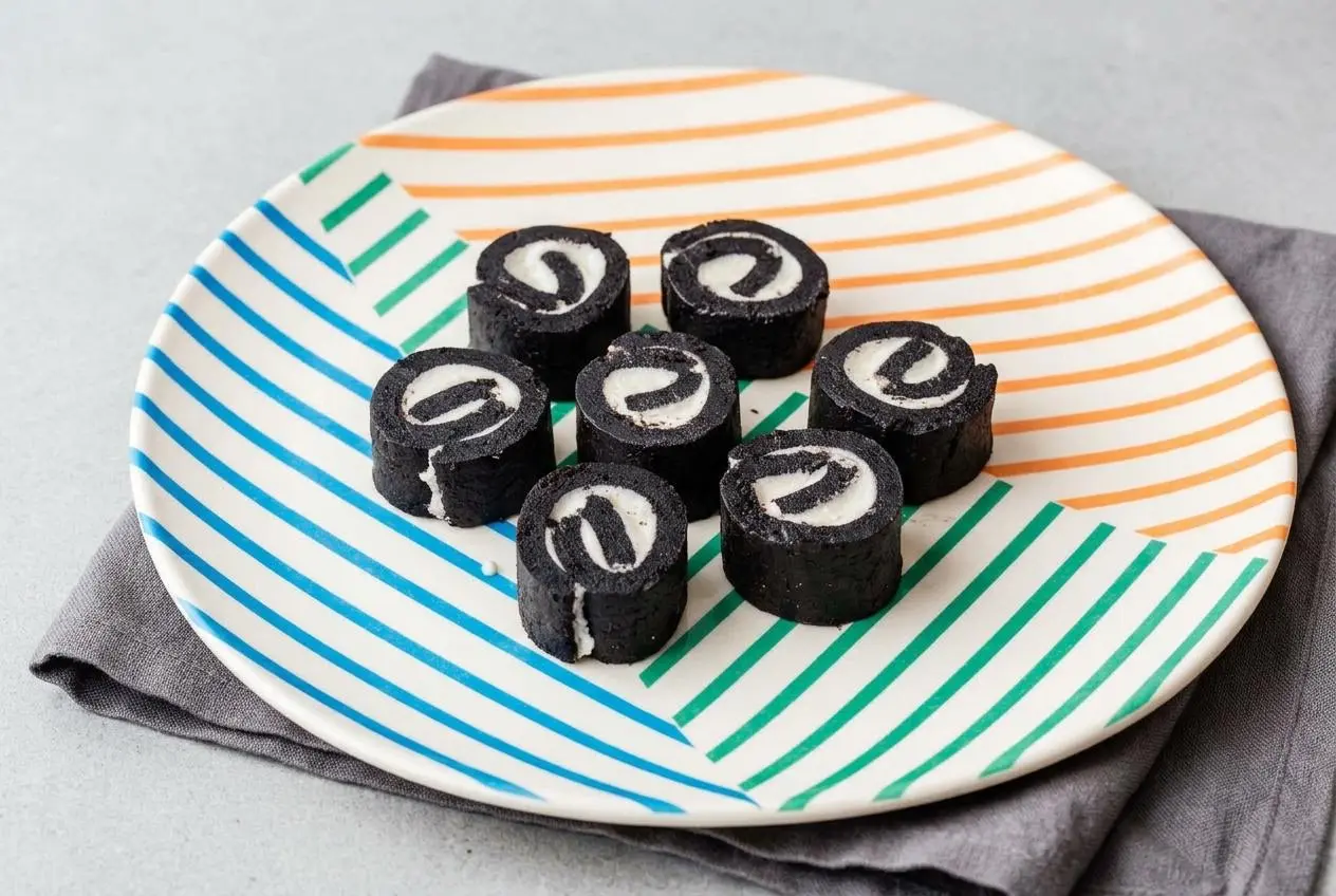 Sliced oreo sushi recipe pinwheels showing fudgy dark chocolate cookie dough and smooth creamy white filling spirals.